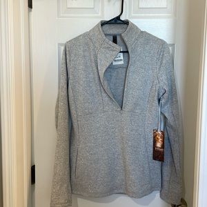 Kyodan out door activewear, 1/2 zip top.